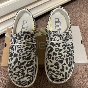 New! Women’s Hey Dudes Size 8